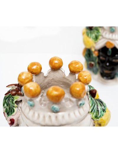 Coppia teste di moro con uva in ceramica di Caltagirone dettaglio testa oro