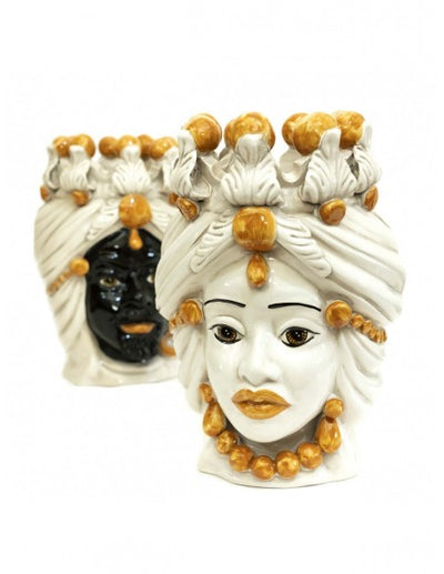Dettaglio figura femminile Coppia teste di moro re e regina ambra e oro in ceramica siciliana di Caltagirone 30 cm