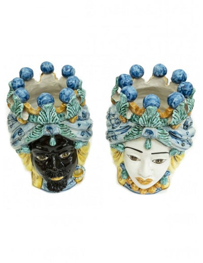 Dettaglio del capo di teste di moro azzurre e oro in ceramica siciliana di Caltagirone
