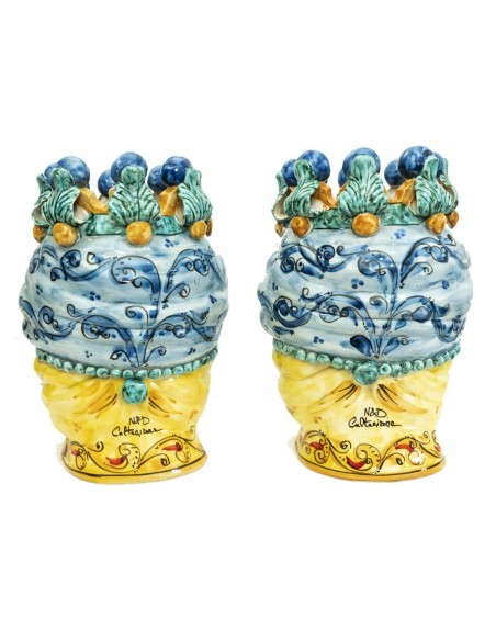 Dettaglio retro di teste di moro in ceramica italiana azzurre e oro